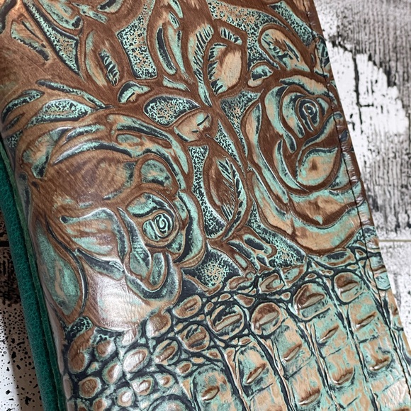 Wristlet green and metallic gold embossed roses and crocodile print design - Picture 12 of 12